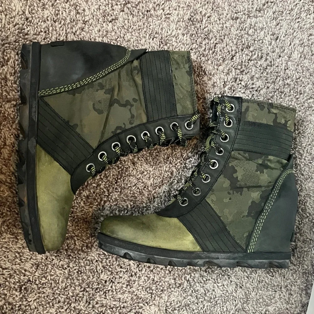Sorel‎ Lexie Wedge Camo Olive Green Waterproof Boots NL3043-371 Womens 10